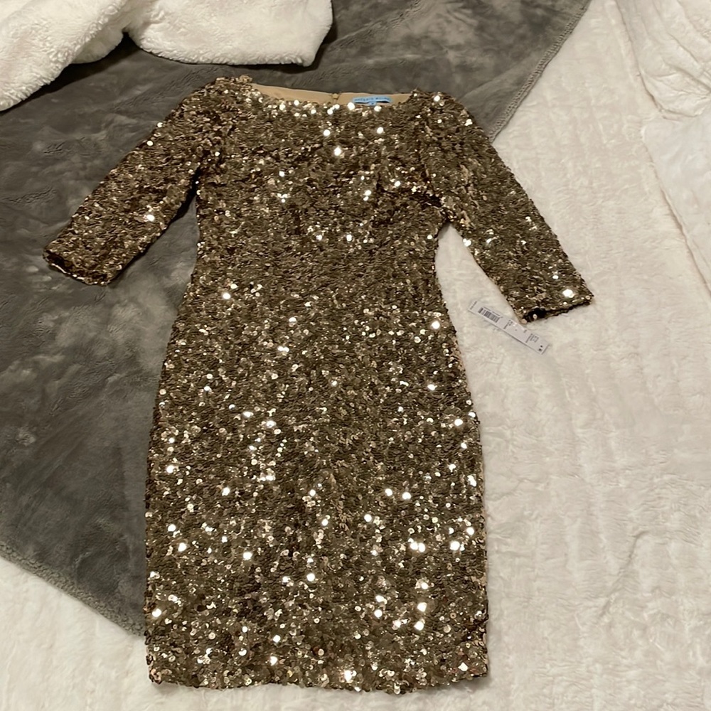 ✨ gold sequin dress.